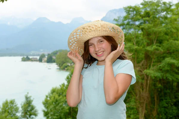 Adolescente chica con un sombrero de paja en la naturaleza —  Fotos de Stock