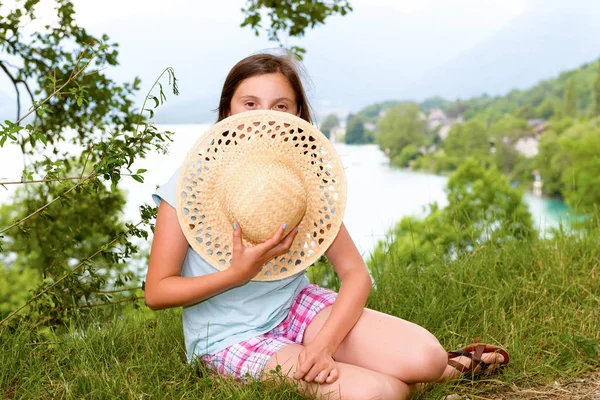 Teenager-Mädchen mit Strohhut in freier Wildbahn — Stockfoto