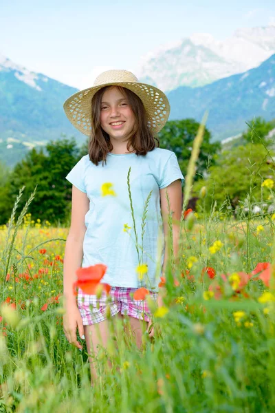 ケシ畑の 10 代少女 — ストック写真