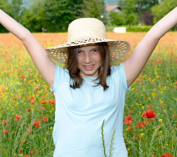 年轻十几岁的女孩在罂粟的领域 — 图库照片