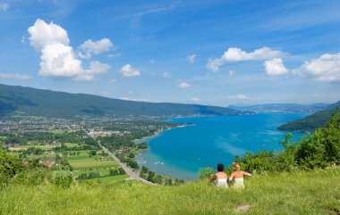 İki kadın Lake Annecy görünümünü izlerken