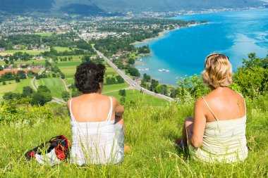 İki kadın Lake Annecy görünümünü izlerken