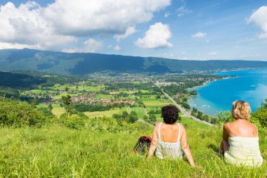 İki kadın Lake Annecy görünümünü izlerken