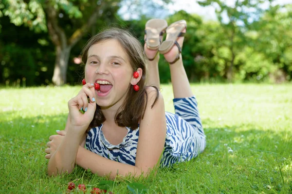 Docela dospívající dívka venku s cherry — Stock fotografie