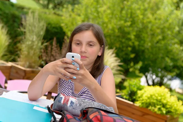 Pre nastolatek dziewczyna wiadomości tekstowe na telefon komórkowy — Zdjęcie stockowe