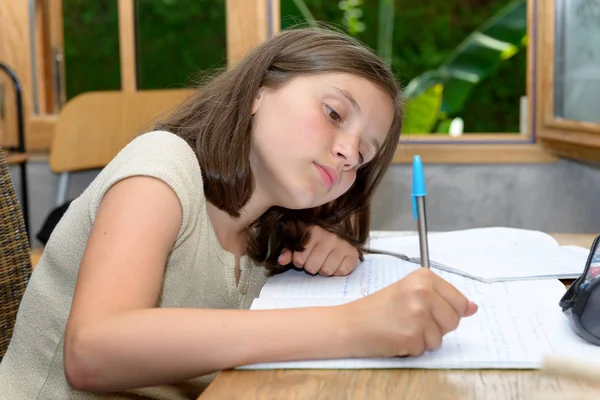 Adolescente faisant ses devoirs — Photo