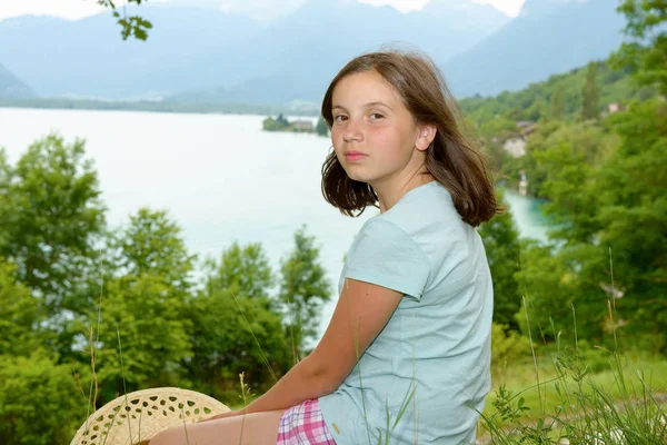 Ritratto di bella giovane adolescente, all'aperto — Foto Stock