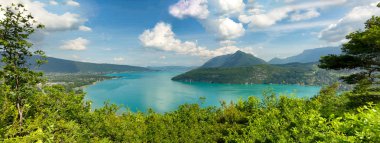 Fransız Alplerindeki Annecy Gölü manzarası