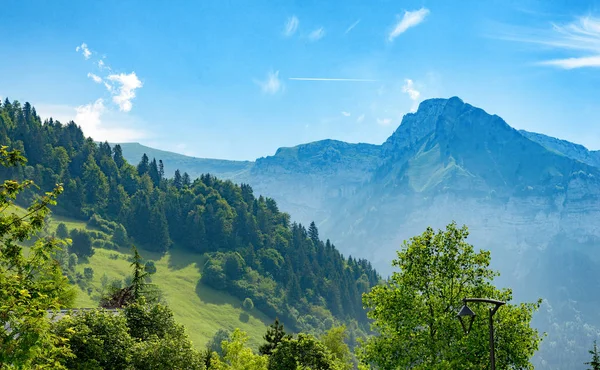 在法国上萨瓦，阿尔卑斯山，山的视图 — 图库照片