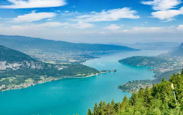 Fransız Alplerindeki Annecy Gölü manzarası — Stok fotoğraf