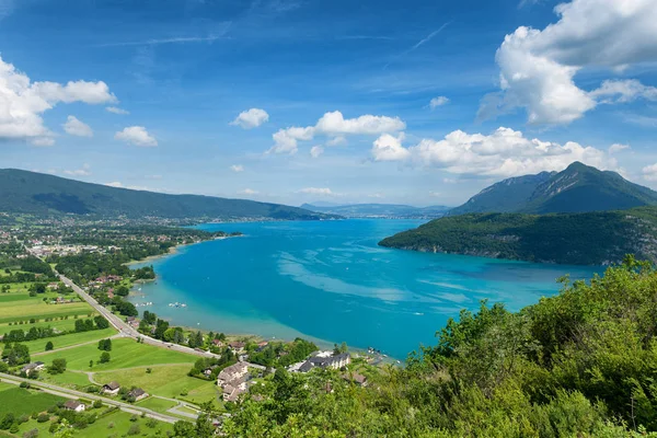 Widok na jezioro Annecy w Alpach Francuskich — Zdjęcie stockowe