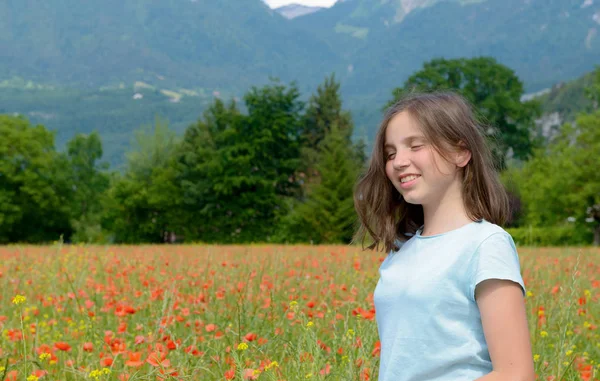 ケシ畑の 10 代少女 — ストック写真