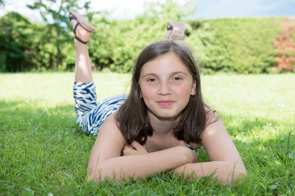 Красива дівчина-підліток лежить в траві — стокове фото