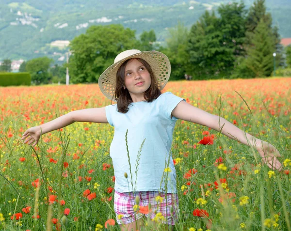 若い十代の少女にケシ畑の帽子 — ストック写真