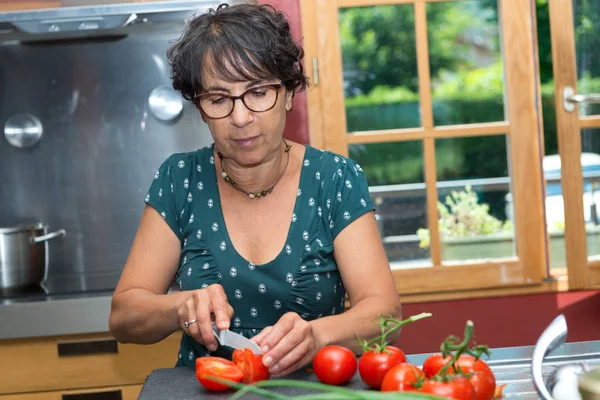 Ler medelålders brunett kvinna förbereder mat — Stockfoto