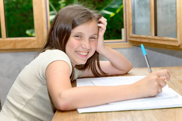 Une adolescente faisant ses devoirs — Photo