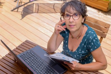 Modern casual kadın Garden'da laptop ile oturuyordu