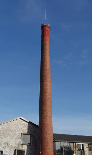 Дымоход старого завода красного кирпича — стоковое фото