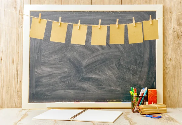 Blackboard med små pappersark — Stockfoto