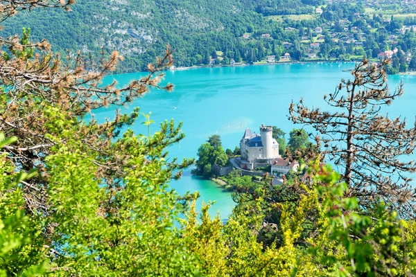 Annecy göle Kalesi ile görünümünü — Stok fotoğraf