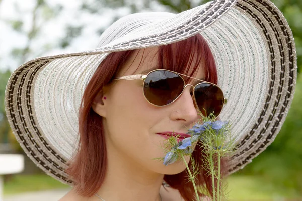 Portrait of pretty girl wearing hat and sunglasses — Stock Photo, Image