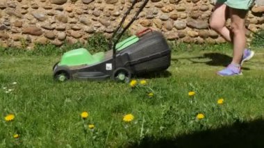 Çim biçme kadın