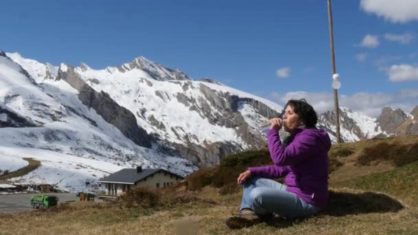 Οδοιπόρος στα Πυρηναία άνοιξη με χιόνι, col du Soulor — Αρχείο Βίντεο