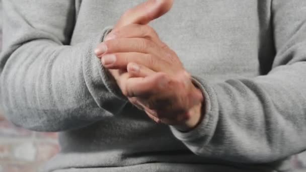 Man rubs and clapping his hands close up, slow motion — Stock Video