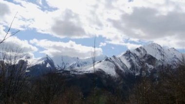 Fransız Pirene Dağları kar ile bahar zamanında görünümünü