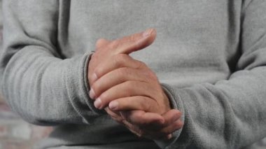 adam onun ellerini yakın, ağır çekim losyonları