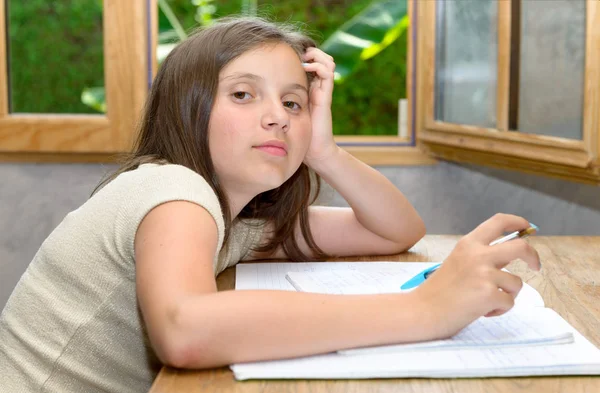 Teenager macht ihre Hausaufgaben — Stockfoto