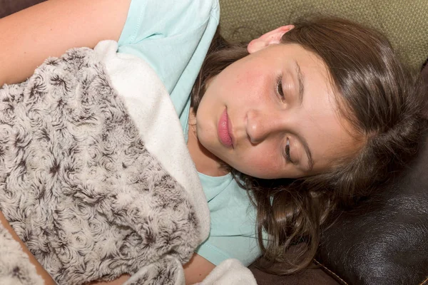 Ung sjuk tonåring liggande på soffan — Stockfoto