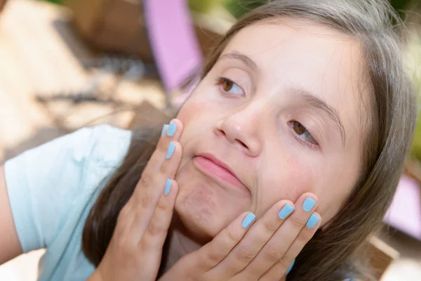 Portret van vrij mooi meisje gezichten maken — Stockfoto