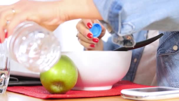 Mujer comiendo ensalada vegetariana orgánica fresca, primer plano — Vídeos de Stock