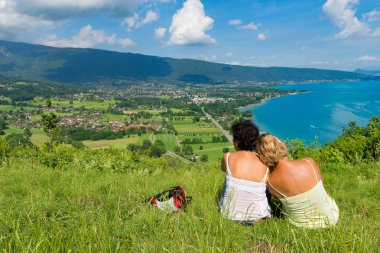 İki kadın Lake Annecy görünümünü izlerken