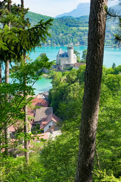 Vista del lago Annecy con castillo de Duingt — Foto de Stock