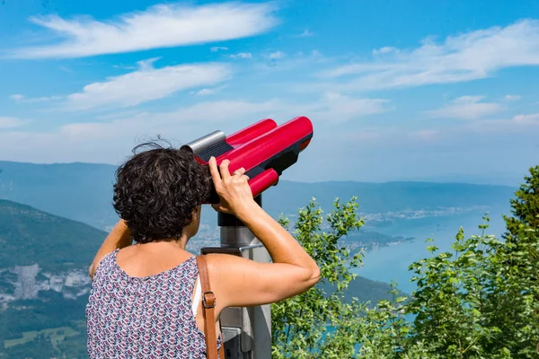 Frau bewundert Seenlandschaft am Col de la Forclaz — Stockfoto