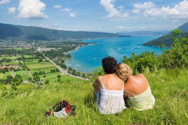 İki kadın Lake Annecy görünümünü izlerken