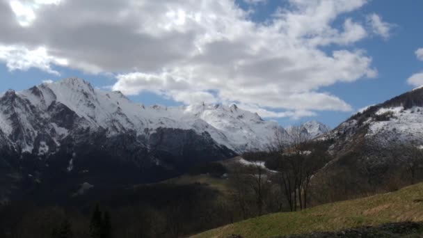 Θέα στα γαλλικά Πυρηναία Όρη εγκαίρως την άνοιξη με το χιόνι — Αρχείο Βίντεο