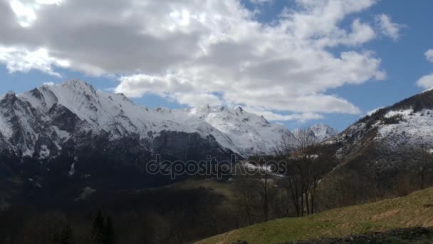 Vista de las montañas de los Pirineos franceses en primavera con nieve — Vídeos de Stock