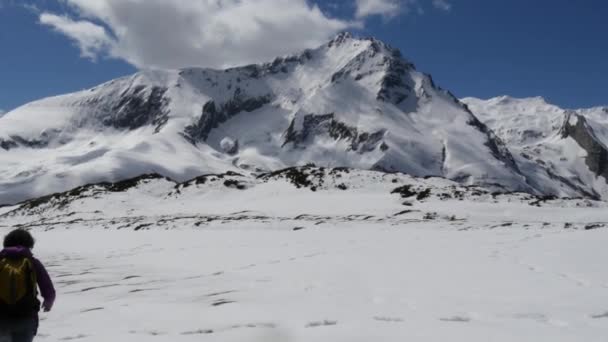 Женщина турист в Пиренеях весной со снегом, col du Soulor — стоковое видео