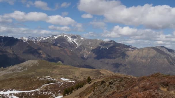 Blick auf die französischen Pyrenäen im Frühling mit Schnee — Stockvideo