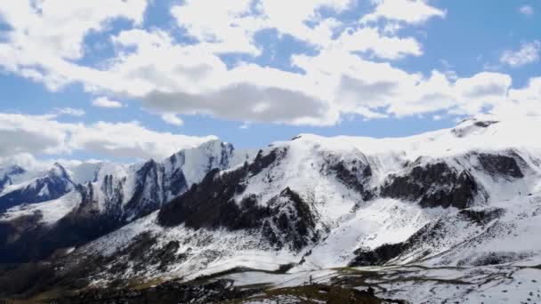 Vista sulle montagne dei Pirenei francesi in primavera con neve — Video Stock