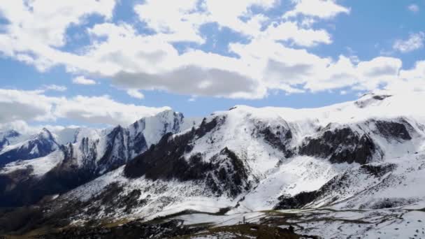 Blick auf die französischen Pyrenäen im Frühling mit Schnee — Stockvideo