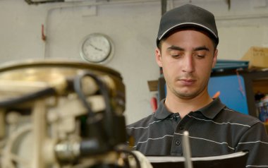 Genç makinist küçük tekne motoru kontrol