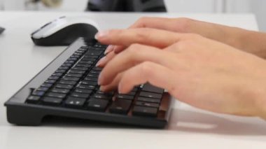 Bilgisayar klavyesinde yazı yazan elleri kapat