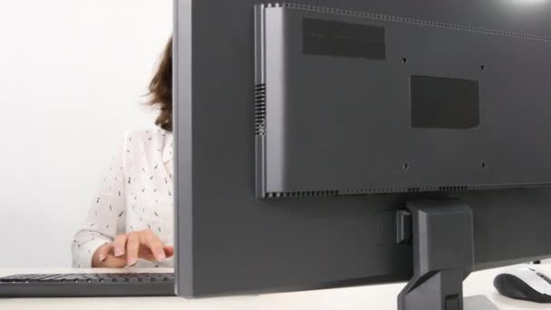 漂亮的商业女性在办公室电脑前工作时 — 图库视频影像