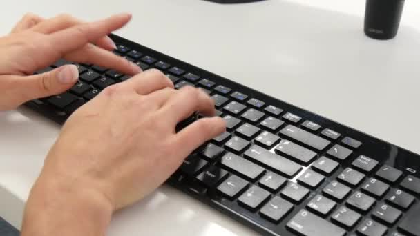 Крупный план ручной печати на клавиатуре компьютера — стоковое видео