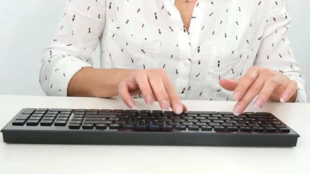 Close-up de mãos digitando no teclado do computador — Vídeo de Stock