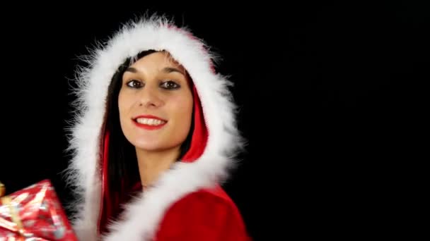 Szép fiatal karácsonyi lány egy ajándék gazdaság. — Stock videók